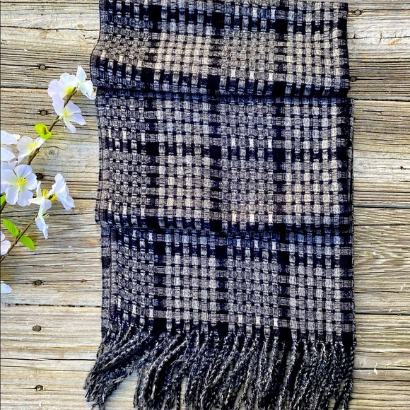 Stylish Warn Winter Scarf - Picture 6 of 7
